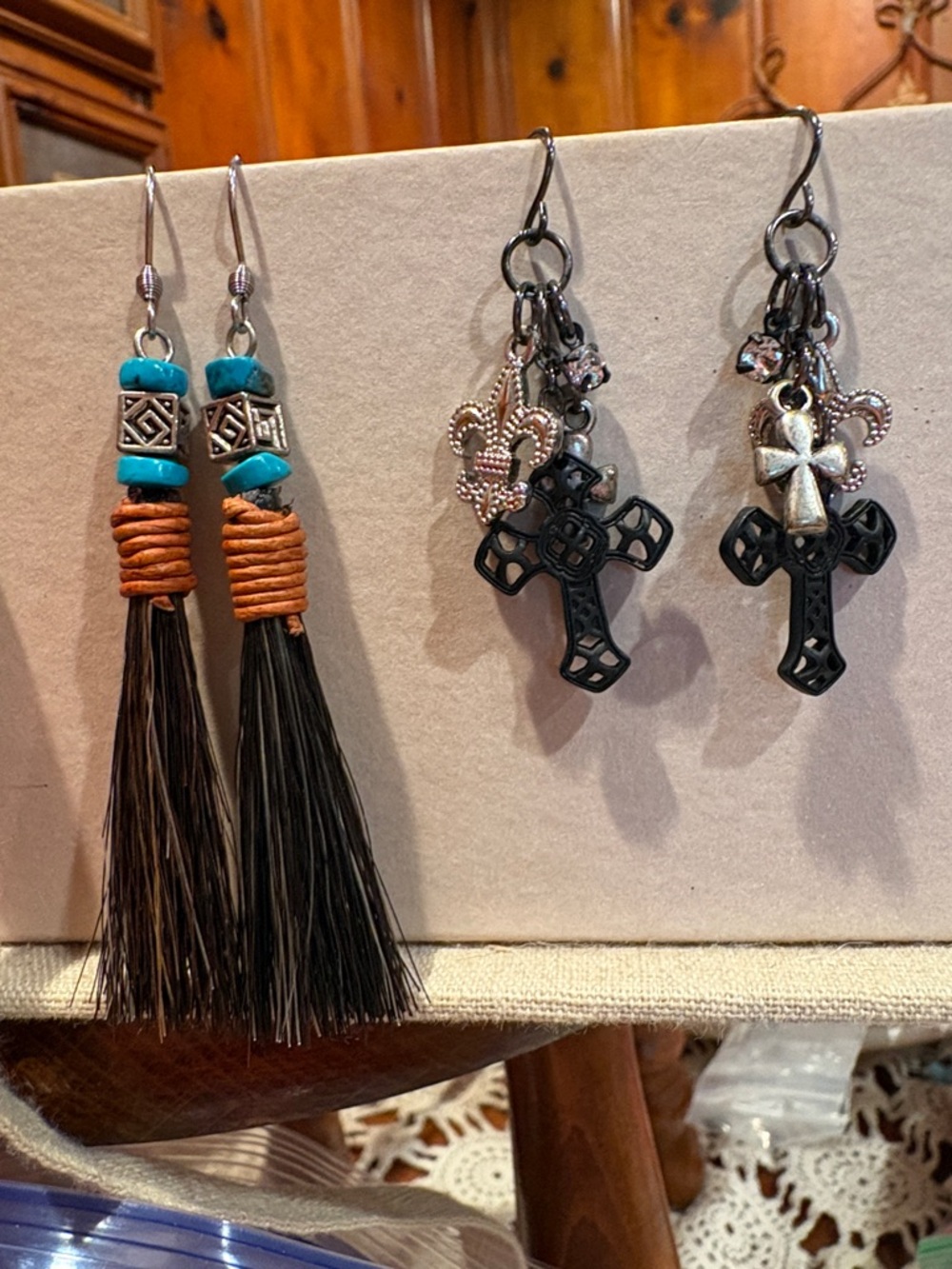 2 pairs earrings